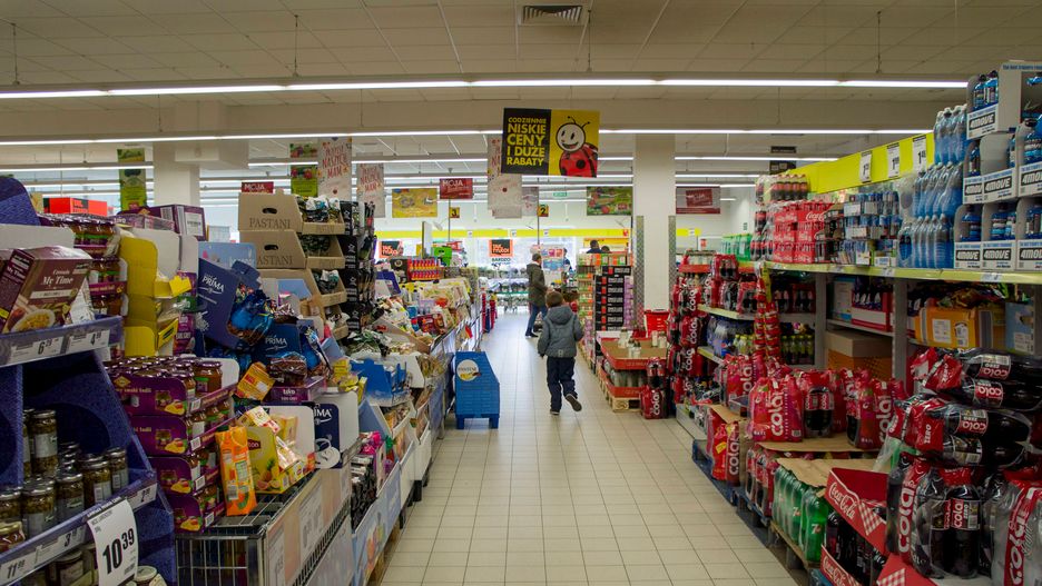 Napoje na półkach, a nie w lodówkach. W upalne dni to dla klientów dyskontów spory dyskomfort