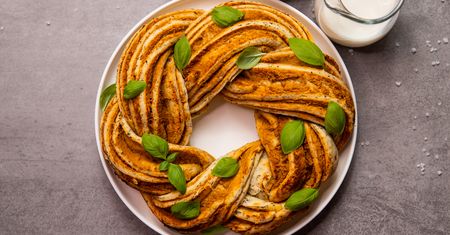 Chlebek plecionka z czerwonym pesto