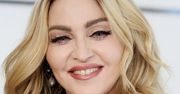 Pomarszczone dłonie i wygładzona twarz: Madonna w Tokio