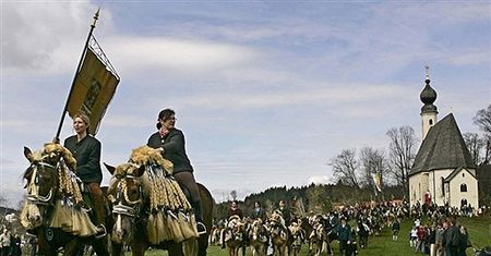 Wielkanocna procesja konna