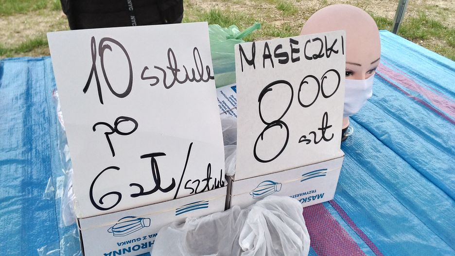 Koronawirus w Polsce. Maseczki ochronne powszechne na bazarach.