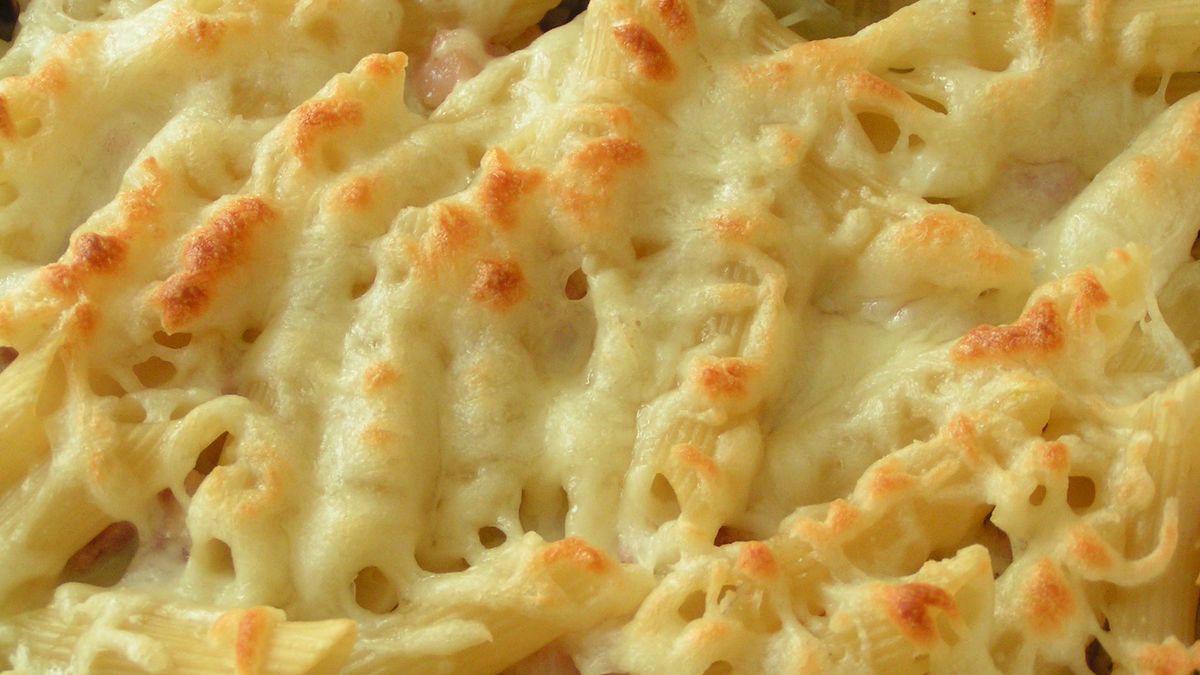 Zapiekanka makaronowa to danie, które zrobisz z resztek 