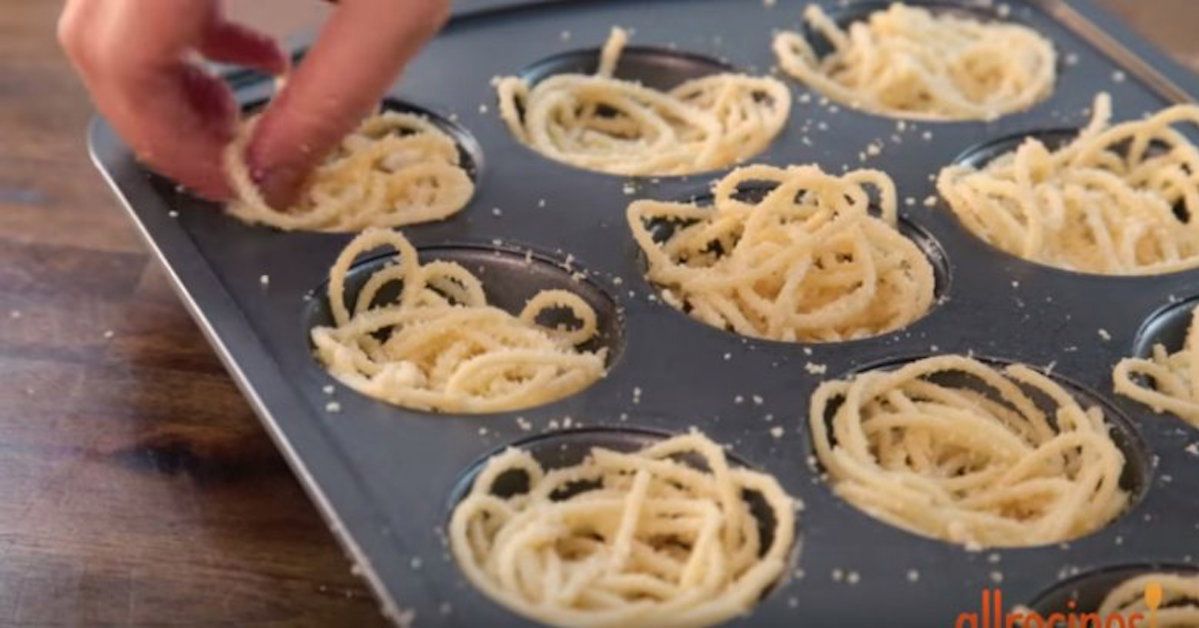 Włożyła makaron spaghetti do foremek na babeczki. To, co zrobiła w 30 min zaimponuje Twoim gościom!
