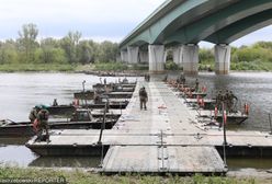 Warszawa. Koniec budowy mostu pontonowego na Wiśle po awarii oczyszczalni ścieków Czajka