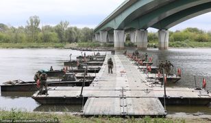 Warszawa. Koniec budowy mostu pontonowego na Wiśle po awarii oczyszczalni ścieków Czajka