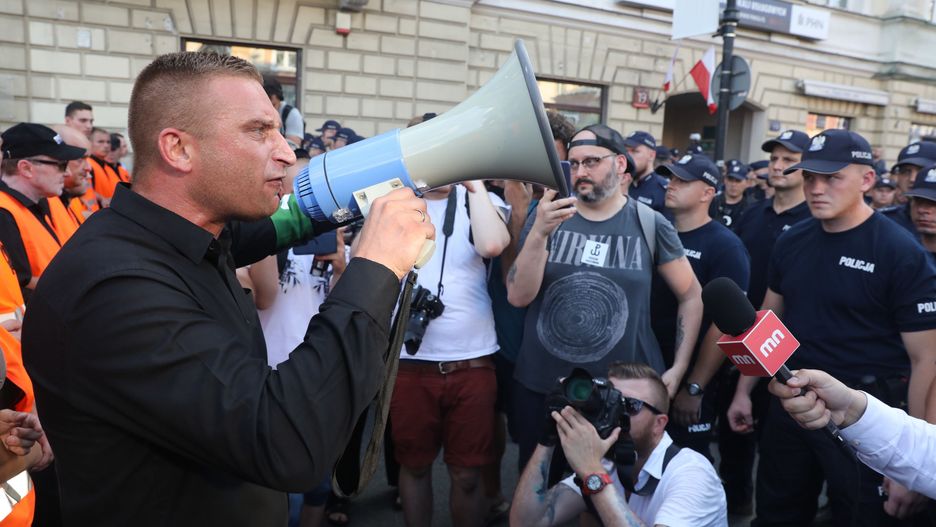 Prezes Stowarzyszenia Marsz Niepodległości i koordynator Mazowieckiej Brygady ONR Robert Bąkiewicz przemawia do zgromadzonych