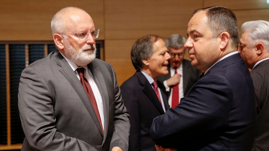 Frans Timemrmans i Konrad Szymański w Luksemburgu