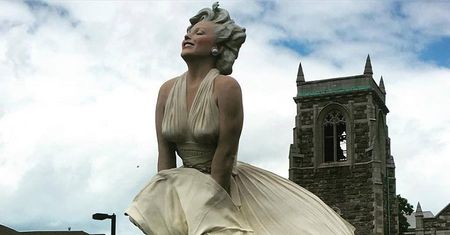Wierni oburzeni. "Marilyn Monroe wypina się na kościół"