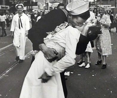 Zmarł żeglarz z kultowego zdjęcia. George Mendonsa miał 95 lat