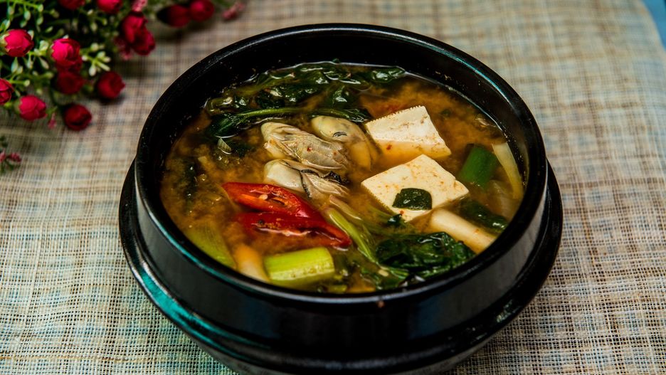 Zupa miso (jap. miso-shiru) to japoński przysmak, którego popularność juz dawno przekroczyła Kraj Kwitnącej Wiśni.