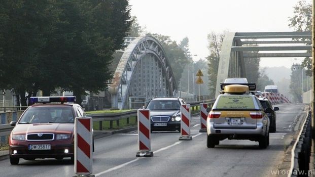 W związku z awarią ruch odbywa się na pojedynczych pasach. Most Jagielloński w kierunku centrum jest wyłączony z ruchu.