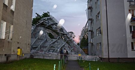 Silny wiatr przewrócił rusztowanie na plac zabaw