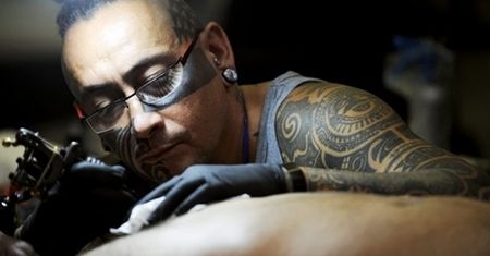 Zrobili tatuaż z prochów zmarłego dziadka