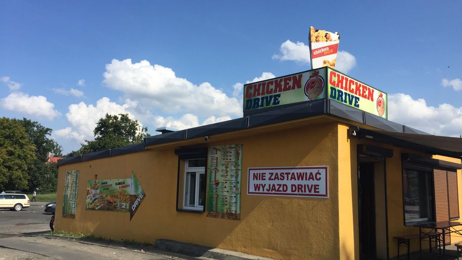 Pan Paweł trochę podpatrzył w wielkich sieciach fastfoodowych, a trochę w małych budkach z kebabami. I tak biznes w Sławnie się kręci