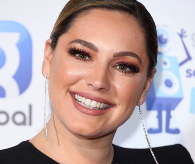 Skąpy strój, Bahamy i pływające świnki. Kelly Brook świętuje 40. urodziny