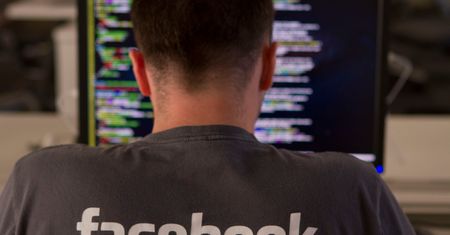 Facebook sugeruje ci dziwnych znajomych? Oto powód