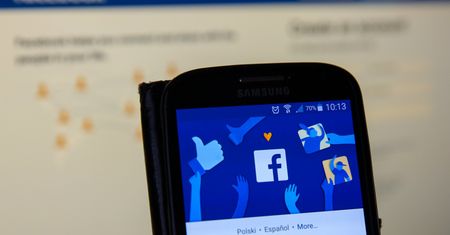 Facebook z dostępem do kamery w telefonie. Zaskakujące odkrycie