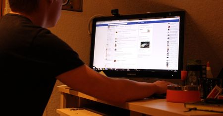 Facebook przyznaje, że jest na nim dużo propagandy i fałszywych wiadomości