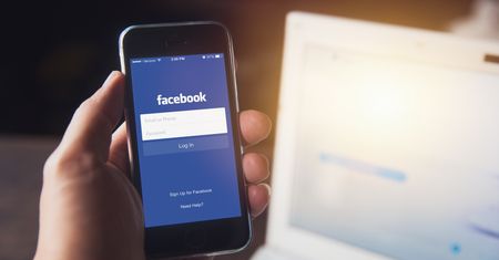 Facebook podglądał użytkowników, a teraz się tłumaczy
