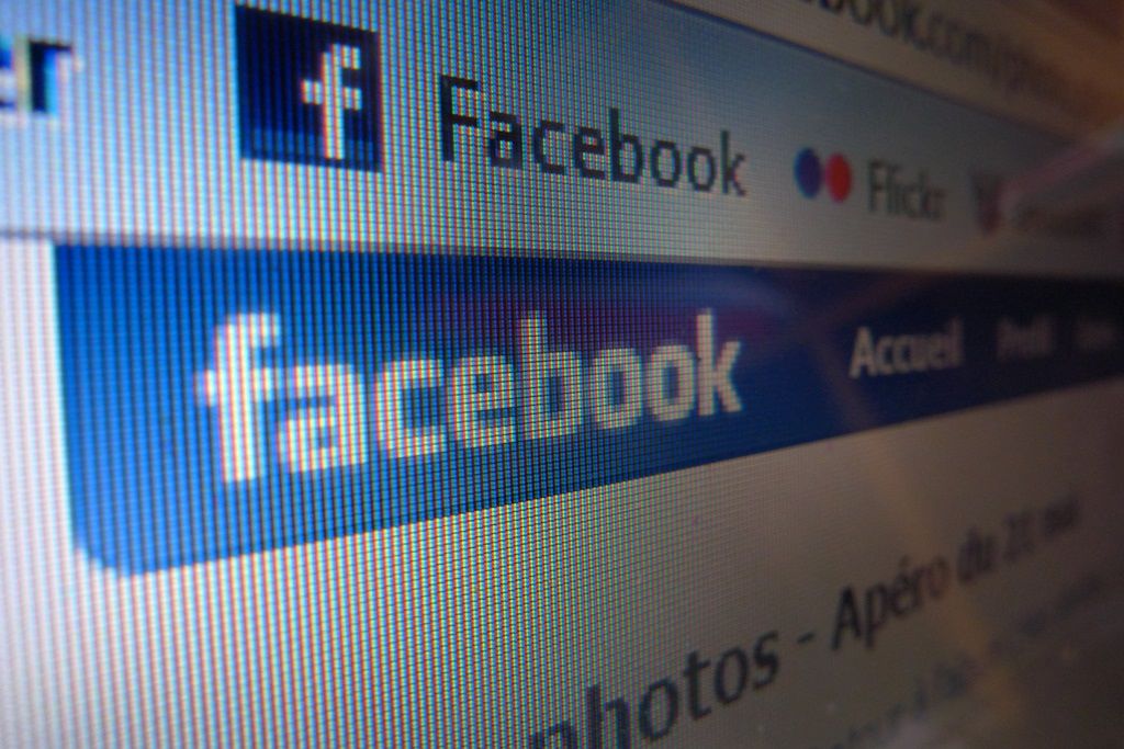 Policja ostrzega przed reakcjami na Facebooku