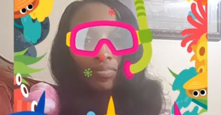 Dyrektorka czyta uczniom bajki na dobranoc przez Facebooka