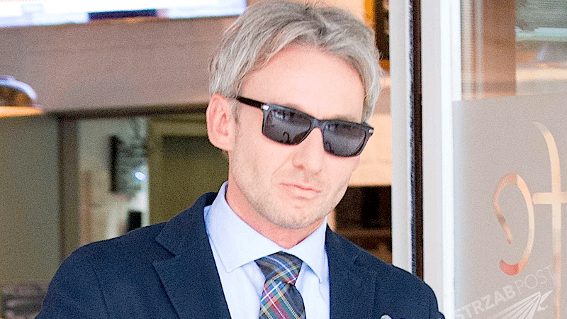 Piotr Schramm w blondzie. Piotr Schramm blondynem. Prawnik ma nową fryzurę