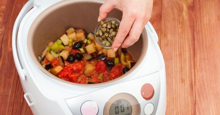 Zastąpi połowę kuchennych gadżetów. Multicooker do nowoczesnej kuchni
