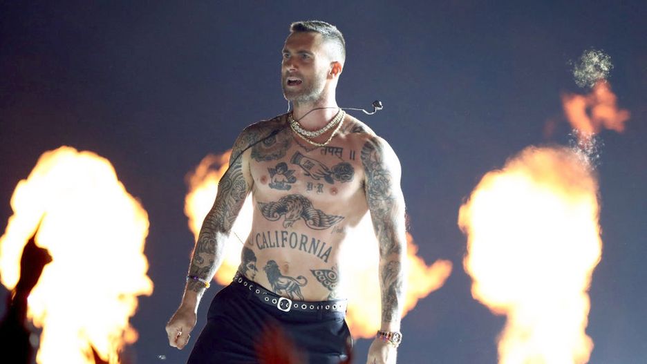 Adam Levine zdjął koszulkę minutę przed końcem występu w przerwie Super Bowl