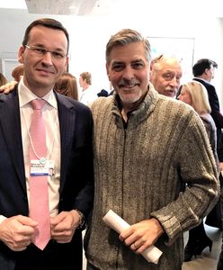 Mateusz Morawiecki chwalił się zdjęciem z George'em Clooneyem. Wtedy nie przewidziano istotnej kwestii