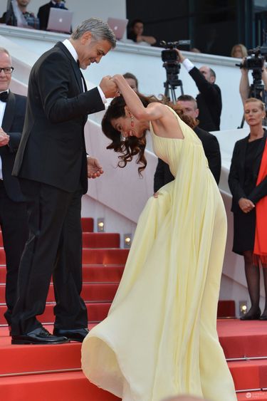 Amal Clooney na premierze filmu "Money Monster" miała kłopoty z suknią Versace. Festiwal w Cannes 2016 (fot. ONS)