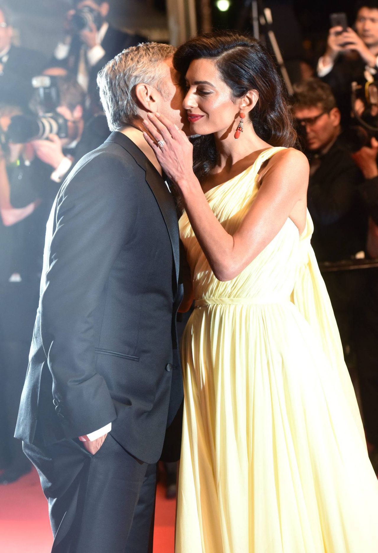 Amal Clooney – pierścionek zaręczynowy – 7-karatowy brylant ze szmaragdowym szlifem