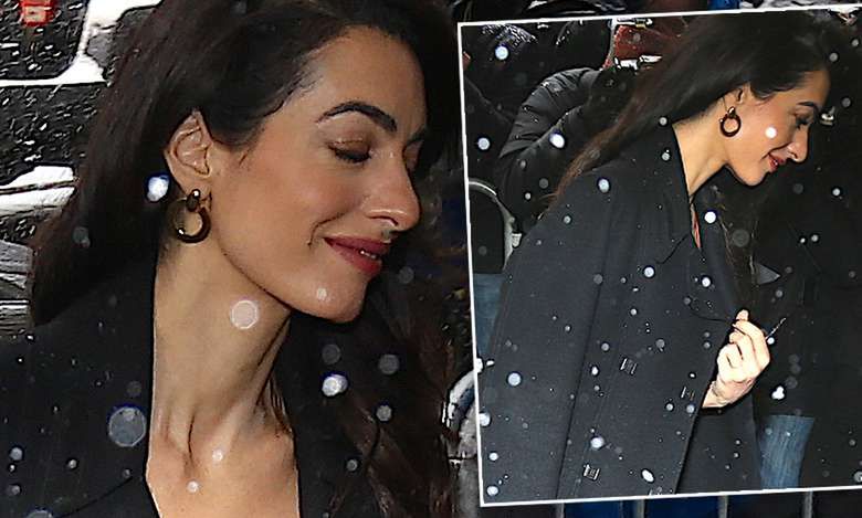 Amal Clooney najbardziej stylową gwiazdą na baby shower Meghan Markle! Gdy zdjęła płaszcz wszyscy nie mogli wyjść z podziwu