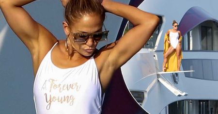 HOT ZDJĘCIA: Jennifer Lopez w obcisłym kostiumie pręży się na jachcie. Widoki nie z tej ziemi!