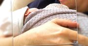 Gwiazda "BrzydUli" dołączyła do grona rodziców! Urocze zdjęcie noworodka rozczuliło internautów