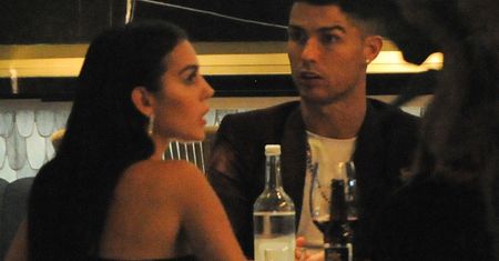 Narzeczona Cristiano Ronaldo pochyliła się nad stołem i błysnęła ponętnym biustem. Widok rozpala wyobraźnię