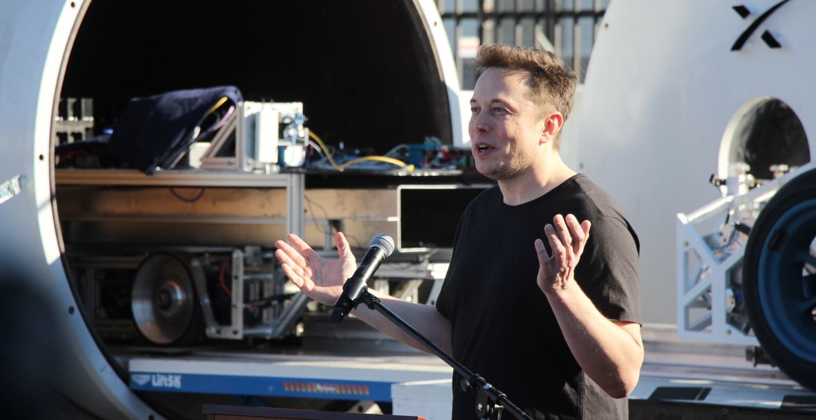 Elon Musk przed jednym z prototypów pojazdów hyperloop 