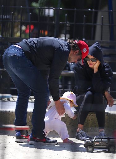 No crédit - BI - Exclusif - Bradley Cooper et sa compagne Irina Shayk se baladent avec leur fille Lea dans le quartier de West Village à New York, le 1er mai 2018 For germany call for price
No credit - BI - Exclusive - Bradley Cooper and his girlfriend Irina Shayk are seen with their daughter Lea walking around West Village, they went to play with their daughter in the playground, in New York City, on May 1st 2018