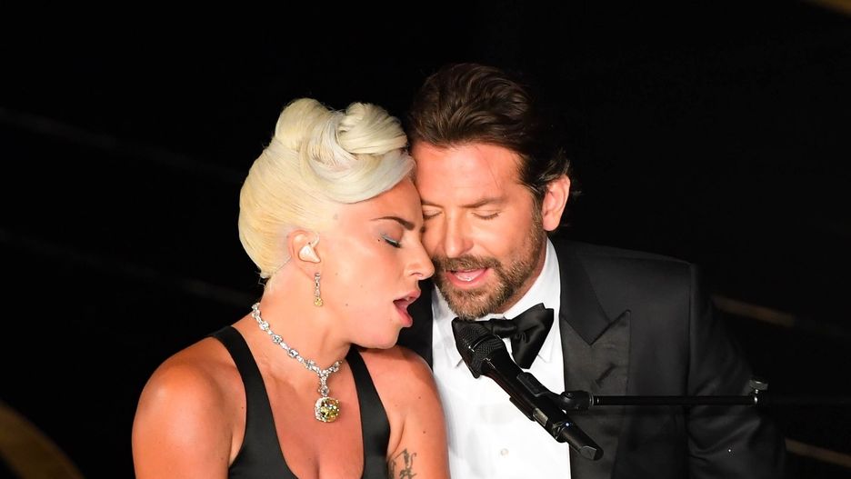Lady GaGa i Bradley Cooper wykonują "Shallow" podczas oscarowej gali