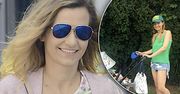 Joanna Koroniewska po porodzie młodnieje w oczach! W krótkich spodenkach na spacerku z małą Helenką wygląda jak jej starsza siostra!