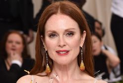 Julianne Moore w pierzastej sukience