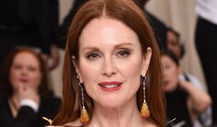 Julianne Moore w pierzastej sukience