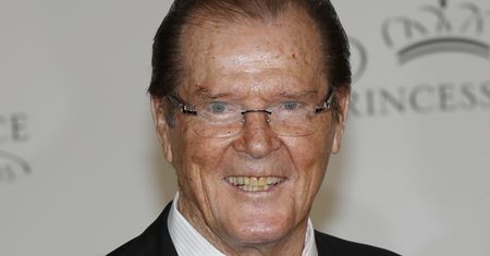Syn Rogera Moore'a wypełnił ostatnią wolę ojca. "Obiecałem mu przed śmiercią, że skończymy ten film"