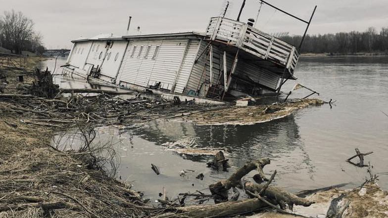 Zalany jest pokład, ale z obiektu nie wypływa paliwo