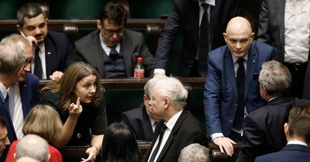 Jarosław Kaczyński nie chciał karać Joanny Lichockiej za środkowy palec. "Ma dług wdzięczności"