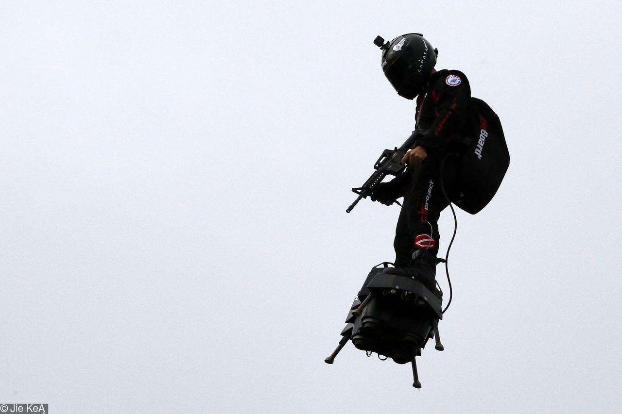 Francja: latająca deskorolka na paradzie w Paryżu. Flyboard robi wrażenie