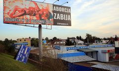 Drastyczny billboard straszył mieszkańców Lesznowoli. Usunięto go po interwencji radnych