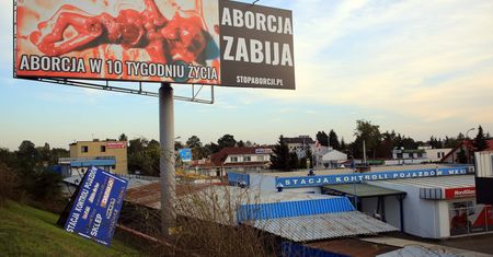 Drastyczny billboard straszył mieszkańców Lesznowoli. Usunięto go po interwencji radnych