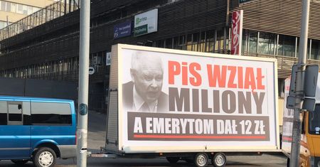 PiS spotyka się na konwencji, PO atakuje. Akcja na ulicach miast