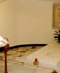 Benedykt XVI modlił się przy grobie Jana Pawła II