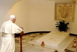 Benedykt XVI modlił się przy grobie Jana Pawła II
